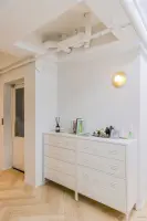 화이트 스틸 캐비닛이 있는 미니멀 수납 코너